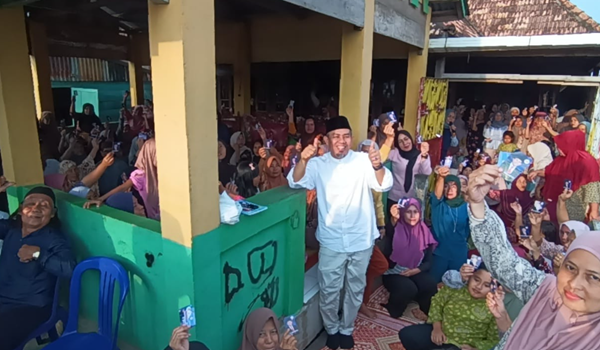 H Rahman bersama masyarakat Kecamatan Pelayangan, Kota Jambi.