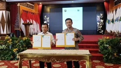 Gubernur Jambi Al Haris dan Kapolda Jambi Irjen Pol Rusdi Hartono tandatangani Naskah Perjanjian Hibah Daerah (NPHD) untuk Pemilihan Kepada Daerah (Pilkada) 2024.