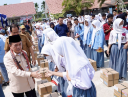 Diserahkan Gubernur Al Haris, 410 Siswa di Muaro Jambi Terima Dumisake Bantuan Pendidikan