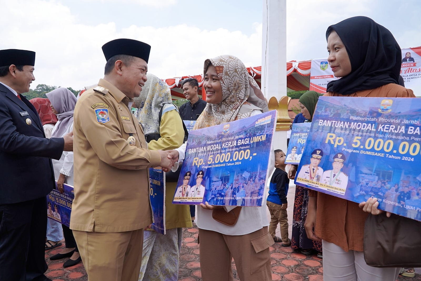 Gubernur Jambi Al Haris serahkan bantuan Dumisake Pendidikan di Sarolangun. (Ist)