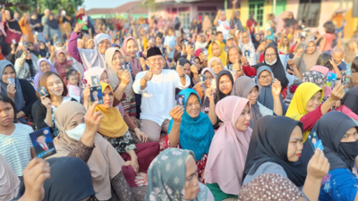 Calon Walikota Jambi, H Abdul Rahman saat bersama emak-emak.