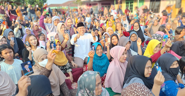 Calon Walikota Jambi, H Abdul Rahman saat bersama emak-emak.