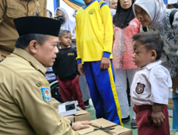 Gubernur Al Haris Serahkan Bantuan Peralatan dan SPP Program Dumisake Pendidikan di Merangin