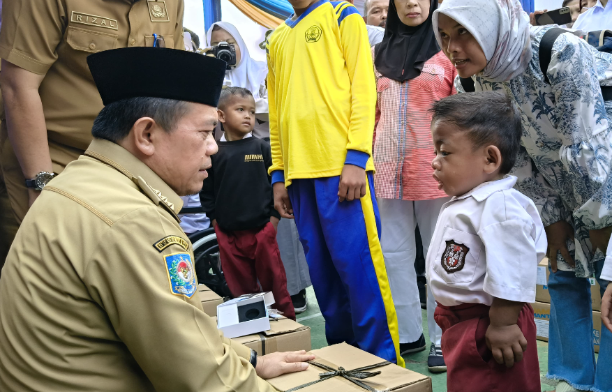 Gubernur Al Haris Serahkan Bantuan Peralatan dan SPP Program Dumisake Pendidikan di Merangin