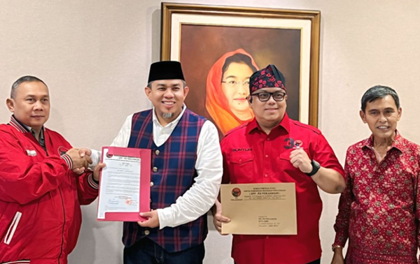 H Abdul Rahman (2 kiri) bersama Andi Muhammad Guntur (2 kanan), saat menerima rekom PDI Perjuangan untuk dukungan Pilwako Jambi.