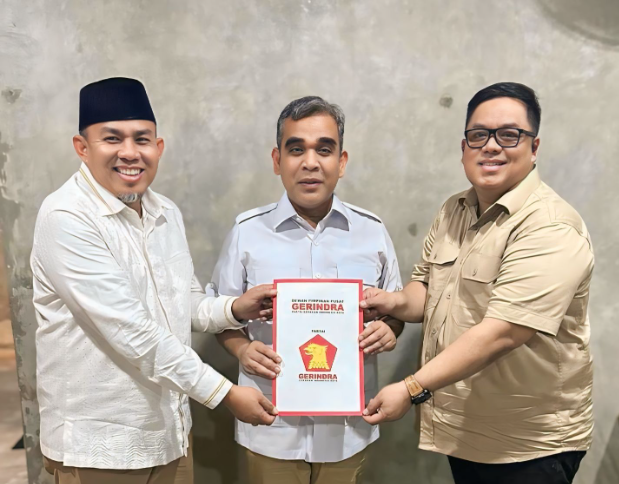 HAR (kiri) dan Guntur (kanan), saat menerima rekomendasi dari Partai Gerindra untuk Pilwako Jambi 2024. Foto : dok tim