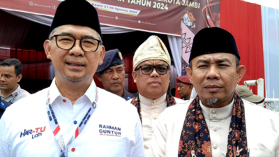 Mantan Walikota Jambi, Sy Fasha (kiri) bersama H Abdul Rahman (kanan) dan Muhammad Guntur Muchtar (tengah).