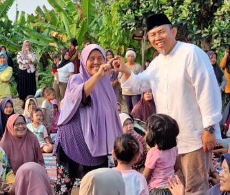 Momen kedekatan calon Walikota Jambi H. Abdul Rahman bersama eman-emak.