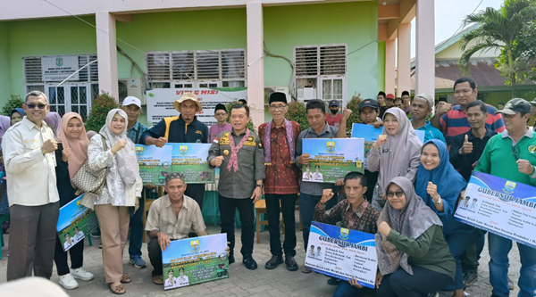 Gubernur Jambi, Al Haris saat serahkan bantuan Dumisake di Kabupaten Batanghari