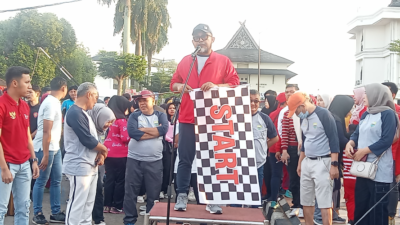 Sekda Provinsi Jambi, sudirman saat lepas jalan santai HUT Kemerdekaan.