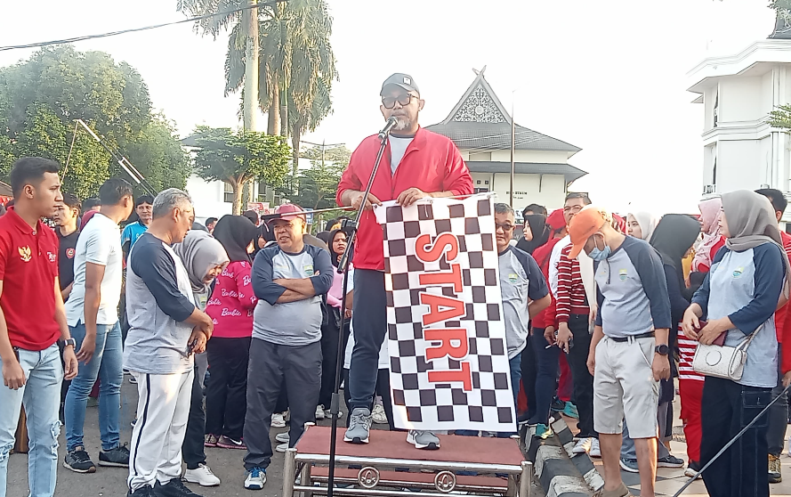 Sekda Provinsi Jambi, sudirman saat lepas jalan santai HUT Kemerdekaan.