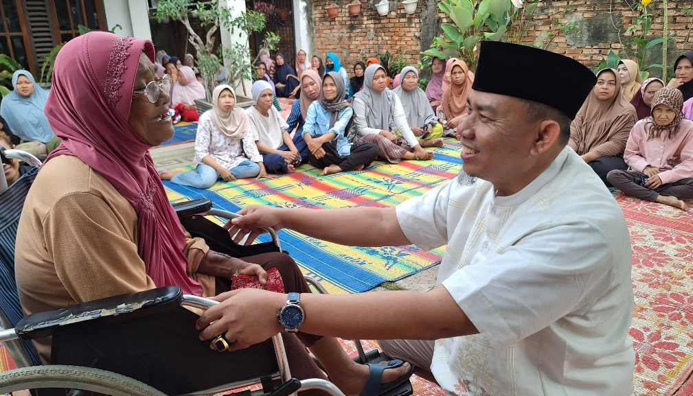 Bacawako Jambi H Abdul Rahman bersama emak emak. Foto : dok tim