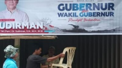 Oknum Lurah Teluk Dawan Wahyu Setiawan, kedapatan warga saat dia sendiri yang diduga pasang baliho kandidat Calon Gubernur Jambi Romi Hariyanto (RH), beberapa waktu lalu. Bahkan ada warga yang mendokumentasikan saat Wahyu memasang baliho tersebut.