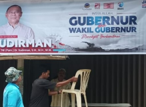 Oknum Lurah Teluk Dawan Wahyu Setiawan, kedapatan warga saat dia sendiri yang diduga pasang baliho kandidat Calon Gubernur Jambi Romi Hariyanto (RH), beberapa waktu lalu. Bahkan ada warga yang mendokumentasikan saat Wahyu memasang baliho tersebut.