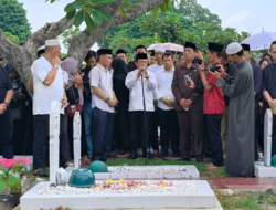 Al Haris Antar Jenazah Rektor UIN Jambi Alm Prof As’ad Isma ke Pemakaman