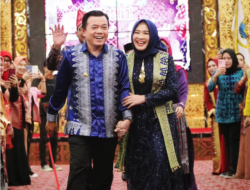 Kerennya Al Haris-Hesnidar Haris Kenalkan Tenun Songket Batik Jambi di Catwalk