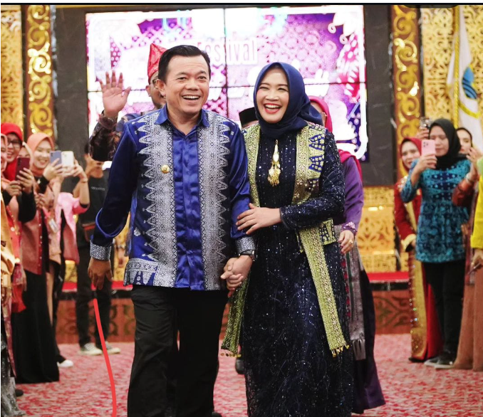 Al Haris-Hesnidar Haris Kenalkan Tenun Songket Batik Jambi di Catwalk