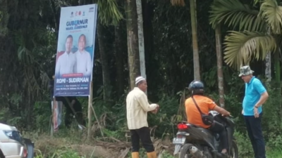 Oknum Lurah Teluk Dawan Wahyu Setiawan, kedapatan warga saat dia sendiri yang diduga pasang baliho kandidat Calon Gubernur Jambi Romi Hariyanto (RH), beberapa waktu lalu. Bahkan ada warga yang mendokumentasikan saat Wahyu memasang baliho tersebut.