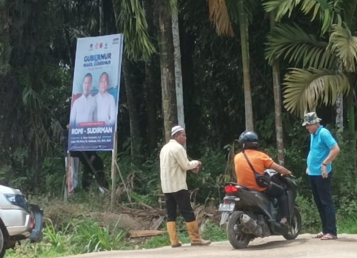 Oknum Lurah Teluk Dawan Wahyu Setiawan, kedapatan warga saat dia sendiri yang diduga pasang baliho kandidat Calon Gubernur Jambi Romi Hariyanto (RH), beberapa waktu lalu. Bahkan ada warga yang mendokumentasikan saat Wahyu memasang baliho tersebut.