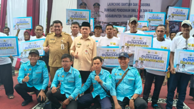 Gubernur Jambi Al Haris menyerahkan bantuan Dumisake ke warga Tanjung Tabung Timur.