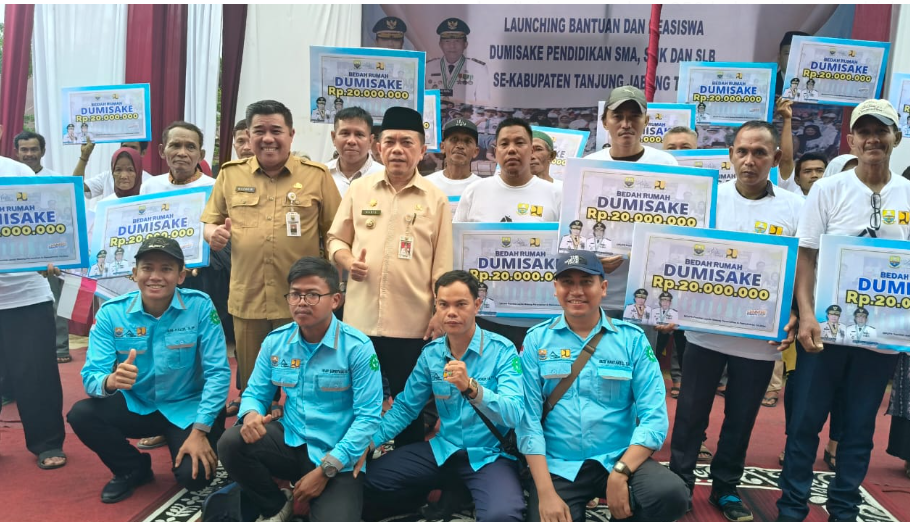 Gubernur Jambi Al Haris menyerahkan bantuan Dumisake ke warga Tanjung Tabung Timur.