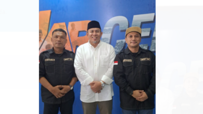 Kiri, M Grivan Magner bersama H Abdul Rahman (tengah) dan tim lainnya. Foto : dok pribadi M Grivan Magner