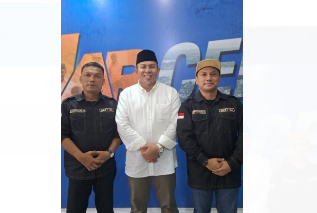 Kiri, M Grivan Magner bersama H Abdul Rahman (tengah) dan tim lainnya. Foto : dok pribadi M Grivan Magner