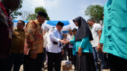 Gubernur Jambi, Al Haris Serahkan Bantuan Pendidikan Seragam Sekolah di SMK 1 Sungai Penuh.