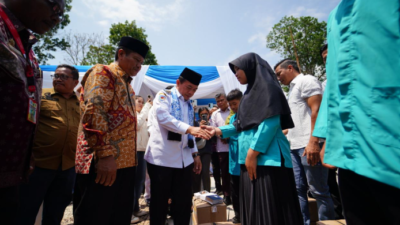 Gubernur Jambi, Al Haris Serahkan Bantuan Pendidikan Seragam Sekolah di SMK 1 Sungai Penuh.