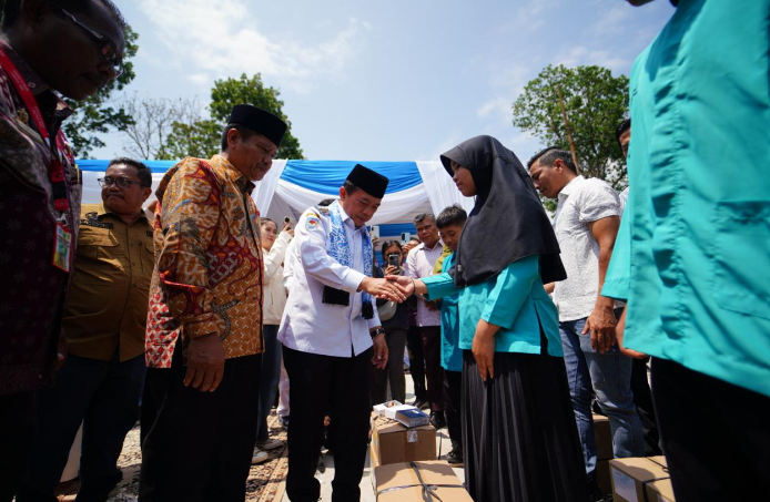 Gubernur Jambi, Al Haris Serahkan Bantuan Pendidikan Seragam Sekolah di SMK 1 Sungai Penuh.