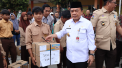 Al Haris Gubernur Jambi Serahkan Bantuan Dumisake Pendidikan dan Dumisake UMKM