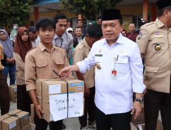 Al Haris Gubernur Jambi Serahkan Bantuan Dumisake Pendidikan dan Dumisake UMKM