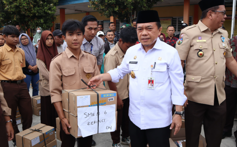 Gubernur Jambi , Al Haris Serahkan Bantuan Dumisake Pendidikan dan Dumisake UMKM