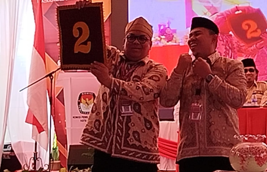 H Abdul Rahman (kanan) dan H Andi Muhammad Guntur saat dapat nomor urut 2 di Pilwako Jambi. Foto : ist tim