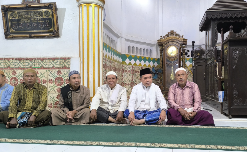 Al Haris Subuh Berjamaah Bersama Warga di Masjid Tua Bungo