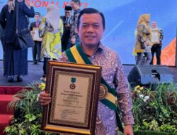 Gubernur Al Haris Terima Penghargaan Bintang Abhinaya Jagadhita dari Dekopin