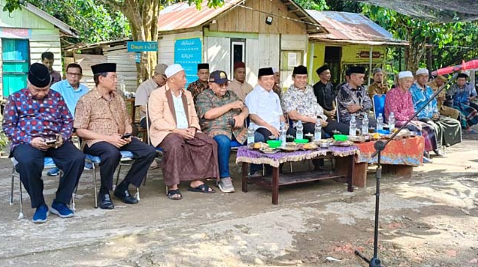 Gubernur Jambi Al Haris bersama anggota DPR RI daerah pemilihan Jambi Hasan Basri Agus (HBA) mengawasi pembangunan masjid Al Maliki di Desa Danau Lamo, Kecamatan Maro Sebo, Muaro Jambi