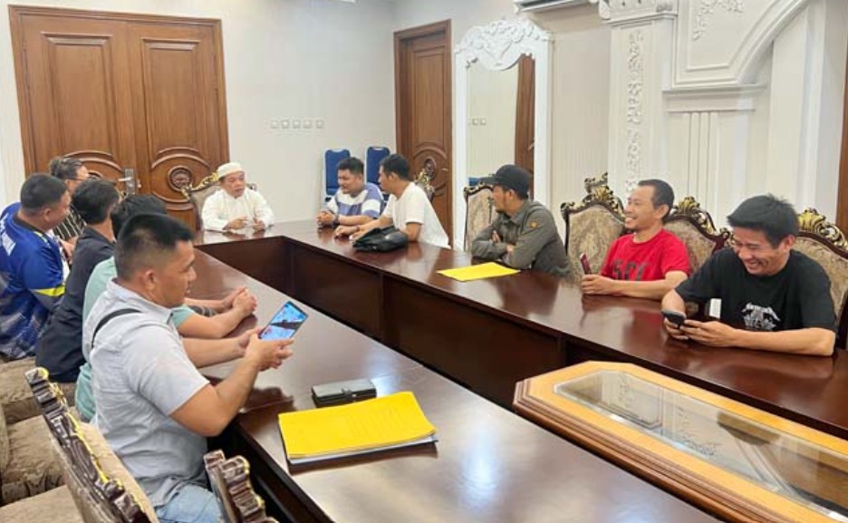 Gubernur Jambi Al Haris yang juga ketua Asosiasi Pemerintah Provinsi Seluruh Indonesia (APPSI) menerima aspirasi Aliansi Honorer Indonesia