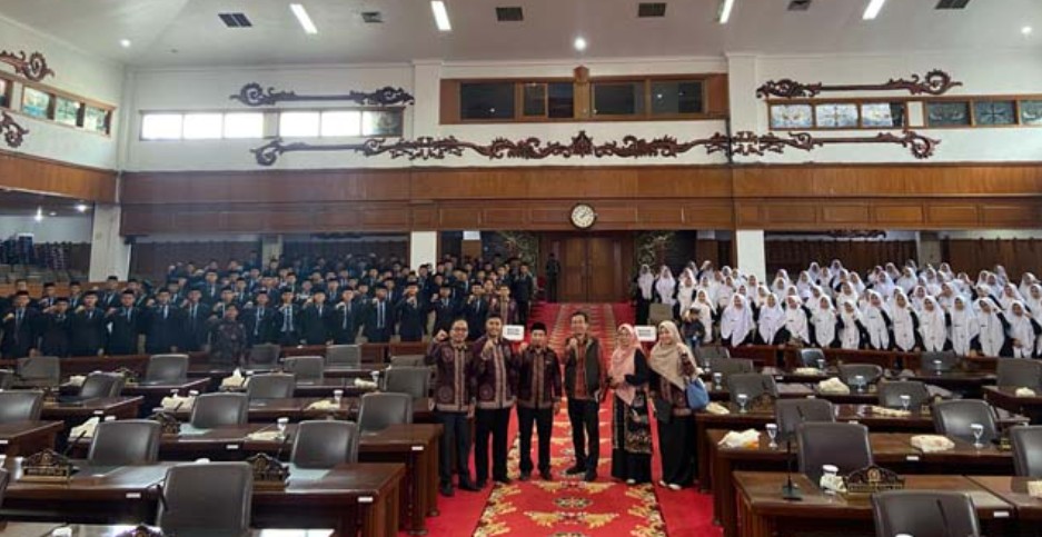 Sebanyak 186 Santri Akhir PKP Al Hidayah Provinsi Jambi Melakukan Kunjungan Belajar Ke DPRD Provinsi Jambi.