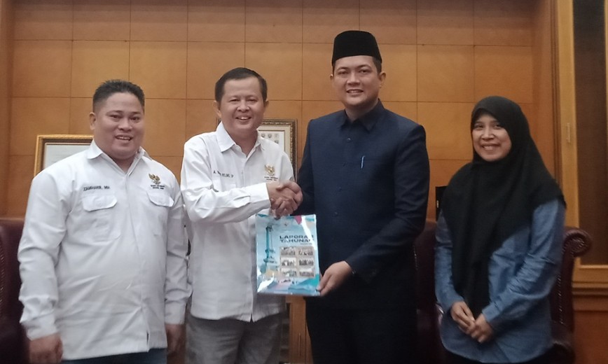 Komisi Informasi (KI) Provinsi Jambi menyerahkan laporan kinerja tahun 2024 kepada Ketua DPRD Provinsi Jambi, M Hafiz Fattah