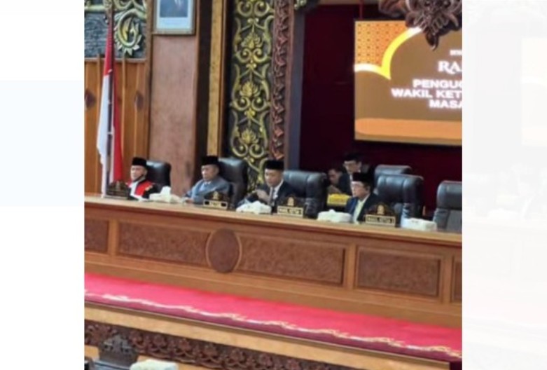 Ketua DPRD Provinsi Jambi, M Hafiz Fattah memimpin langsung rapat Paripurna peresmian dan pelantikan Wakil Ketua (Waka) II DPRD Jambi, Samsul Ridwan.