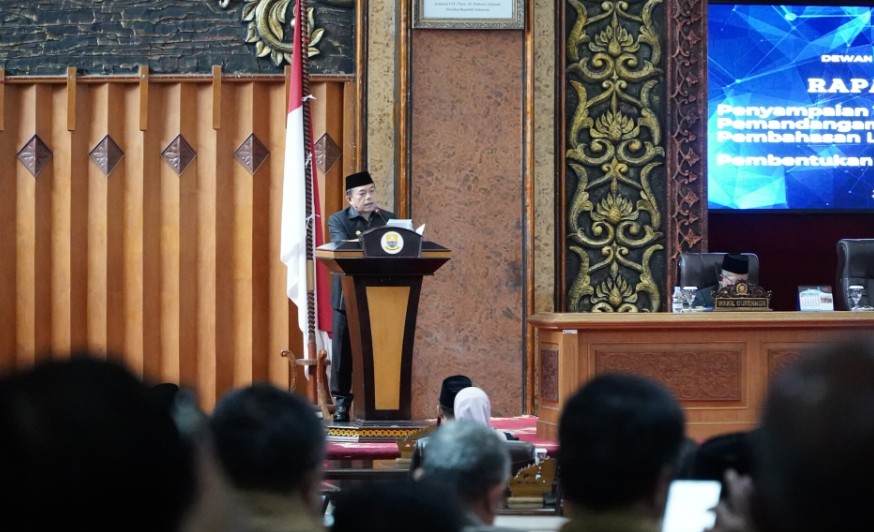 Gubernur Al Haris Jawab dan Jelaskan Pandangan Umum Fraksi DPRD