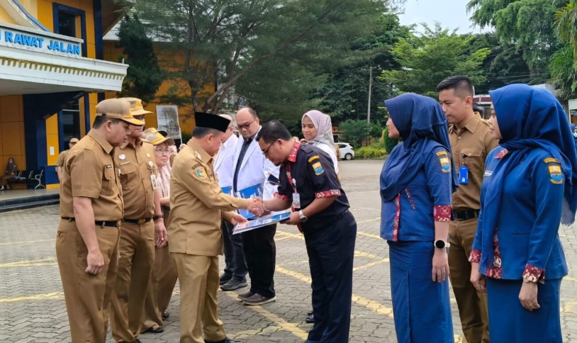 Al Haris Serahkan SK Gubernur Pegawai Non ASN RSUD Raden Mattaher Jambi