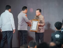 Gubernur Jambi Al Haris Terima Penghargaan dari Kapolri Jenderal Listyo Sigit Prabowo