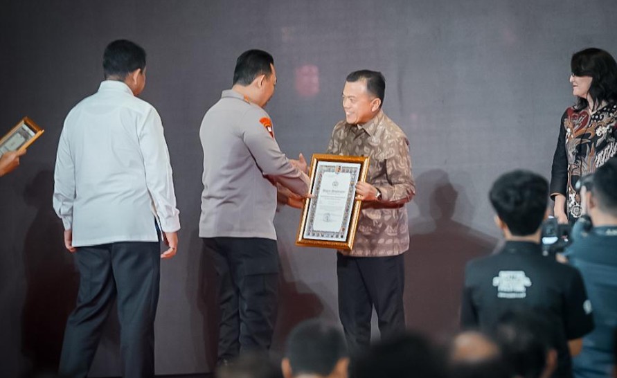 Gubernur Jambi Al Haris Terima Penghargaan dari Kapolri Jenderal Listyo Sigit Prabowo