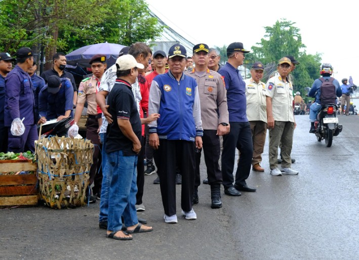 Wakil Gubernur Jambi Drs. H. Abdullah Sani, M.Pd.I bersama Danrem 042/Gapu, Wali Kota Jambi dan Forkopimda bersama-sama melakukan kegiatan Karya Bakti Gerakan Jum'at Bersih.