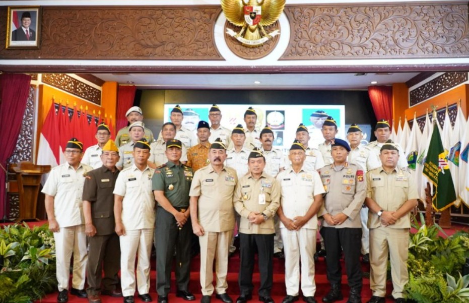 Gubernur Jambi, Dr. H. Al Haris, S.Sos. MH dikukuhkan sebagai Anggota Kehormatan PPAD (Persatuan Purnawirawan Angkatan Darat) Provinsi Jambi oleh Plt. Ketua Umum PPAD Pusat, Komaruddin Simanjuntak.