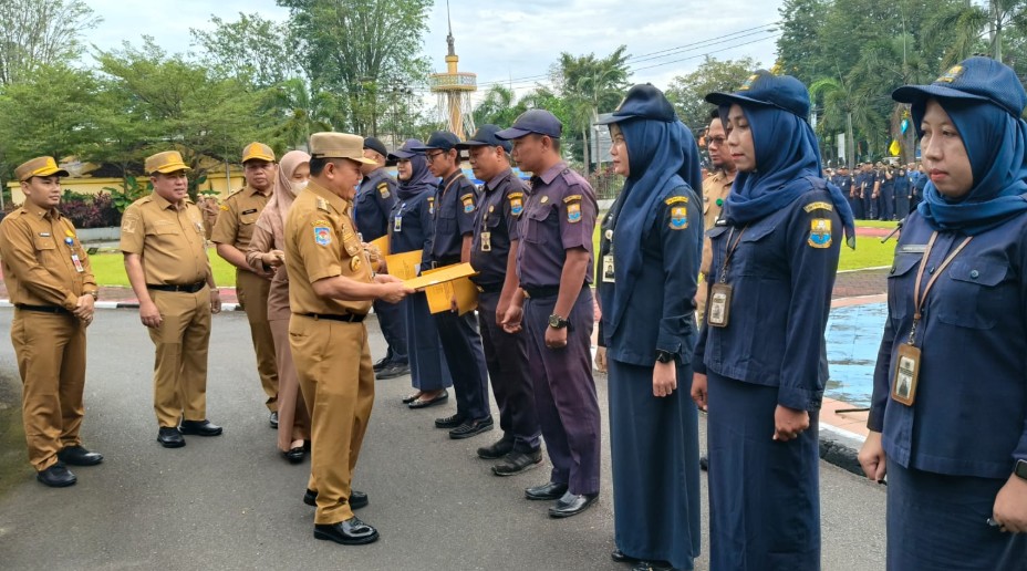 Gubernur Jambi Al Haris memimpin upacara kedisiplinan sekaligus menyerahkan SK Pegawai Tidak Tetap (PTT) di lingkup Dinas Pekerjaan Umum dan Perumahan Rakyat (PUPR) Provinsi Jambi
