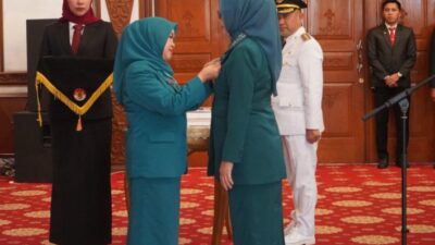Ketua TP-PKK Provinsi Jambi, Hj. Hesnidar Haris saat melantik Ketua TP-PKK dan TP-Posyandu Bungo Hj. Elza Kurniawati.