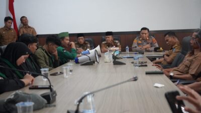 Wabup Merangin H A Khafidh bersama Sekda Merangin Fajarman dan Kapolsek Bangko AKP R Agustiansyah, menyepakati aspirasi para mahasiswa yang tergabung dalam Himpunan Mahasiswa Islam (HMI) Cabang Bangko, Selasa (10/6).